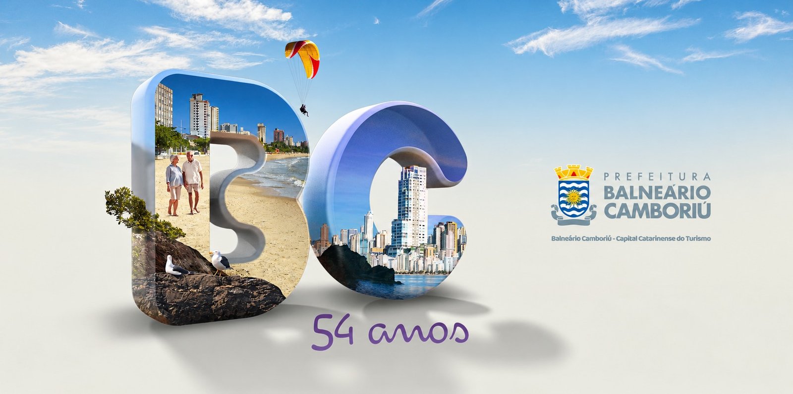 Peça da campanha: a sigla BC construída em 3D com imagens de praia, natureza e o skyline de Balneário Camboriú, ao lado da marca da Prefeitura e do letreiro “54 anos”.