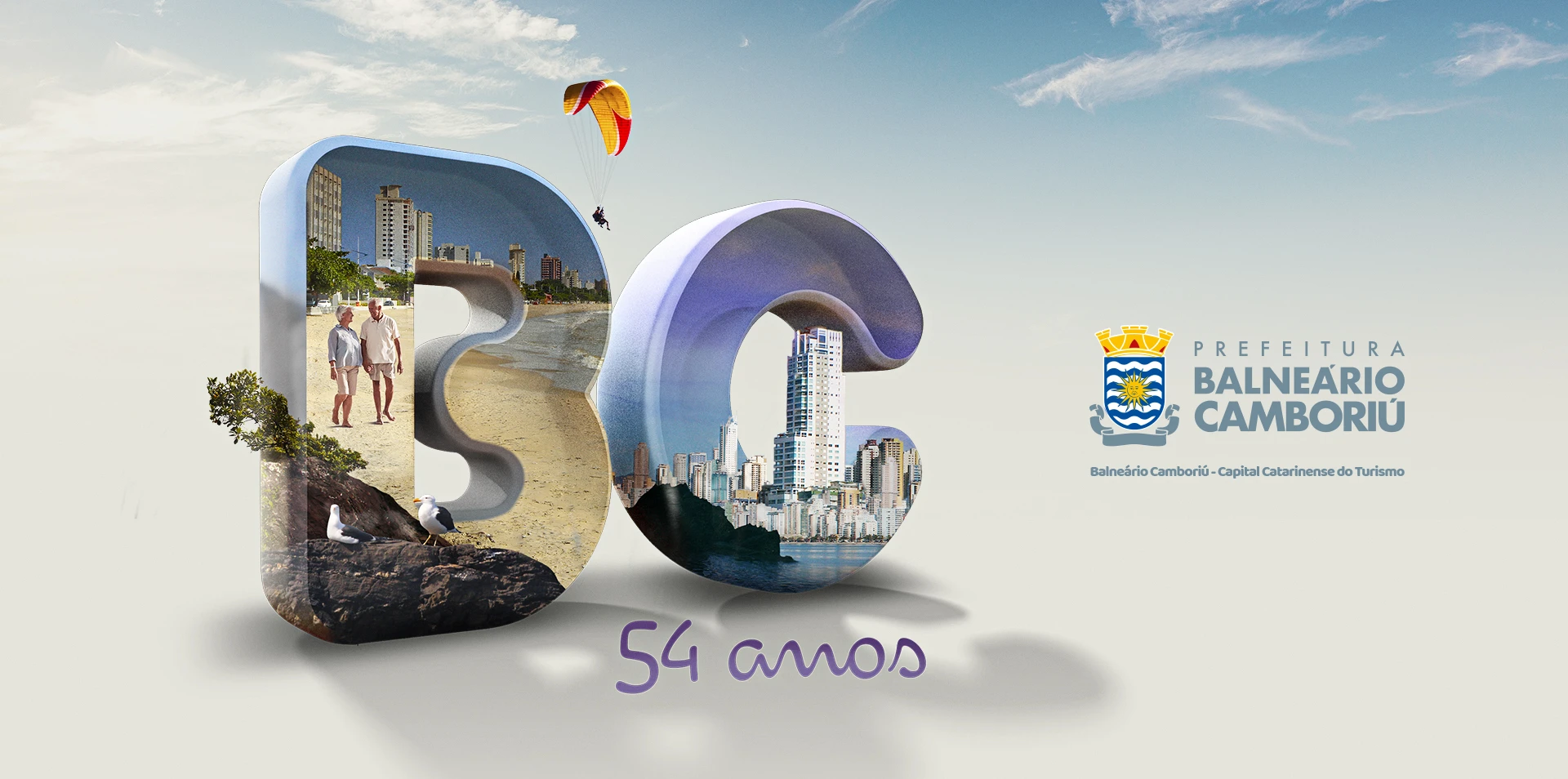 Peça da campanha: a sigla BC construída em 3D com imagens de praia, natureza e o skyline de Balneário Camboriú, ao lado da marca da Prefeitura e do letreiro “54 anos”.