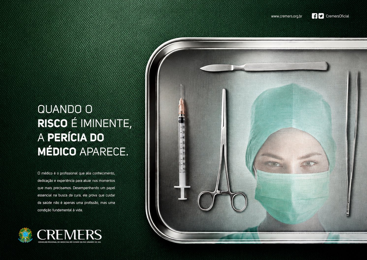 KV CREMERS — Quando o risco é iminente, a perícia do médico aparece. Bandeja cirúrgica com o rosto de uma médica revelado no metal.