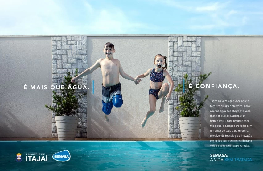 Peça da campanha: duas crianças saltando na piscina, com a mensagem “É mais que água. É confiança.”
