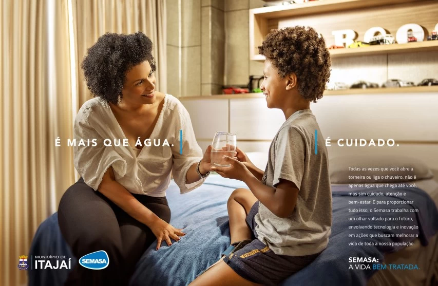 Peça da campanha: mãe e filho com um copo de água, com a mensagem “É mais que água. É cuidado.”