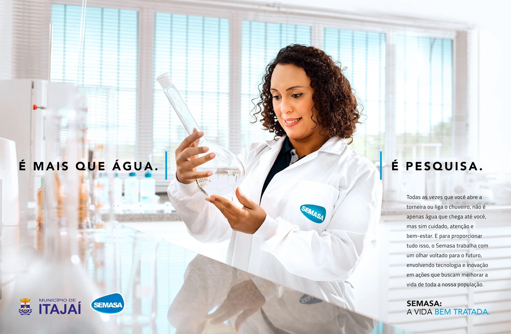 Peça da campanha: analista do laboratório do SEMASA examinando uma amostra de água, com a mensagem “É mais que água. É pesquisa.”