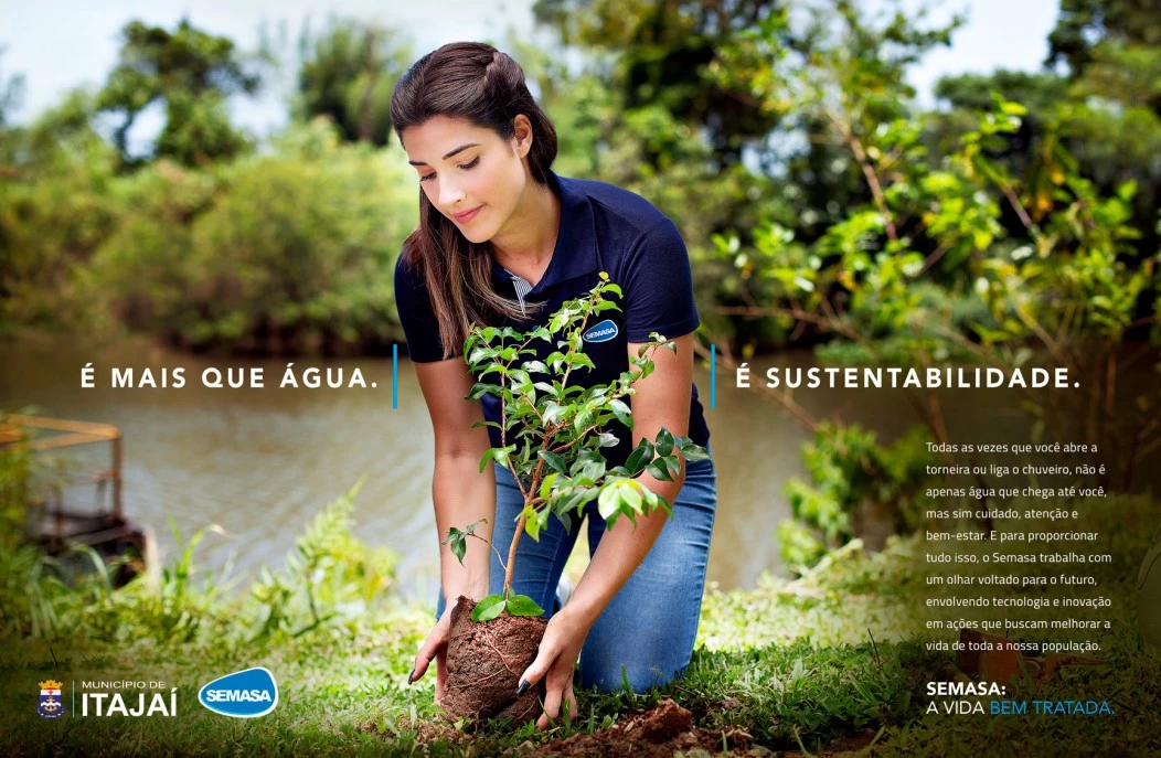 Peça da campanha: colaboradora do SEMASA plantando uma muda à beira do rio, com a mensagem “É mais que água. É sustentabilidade.”