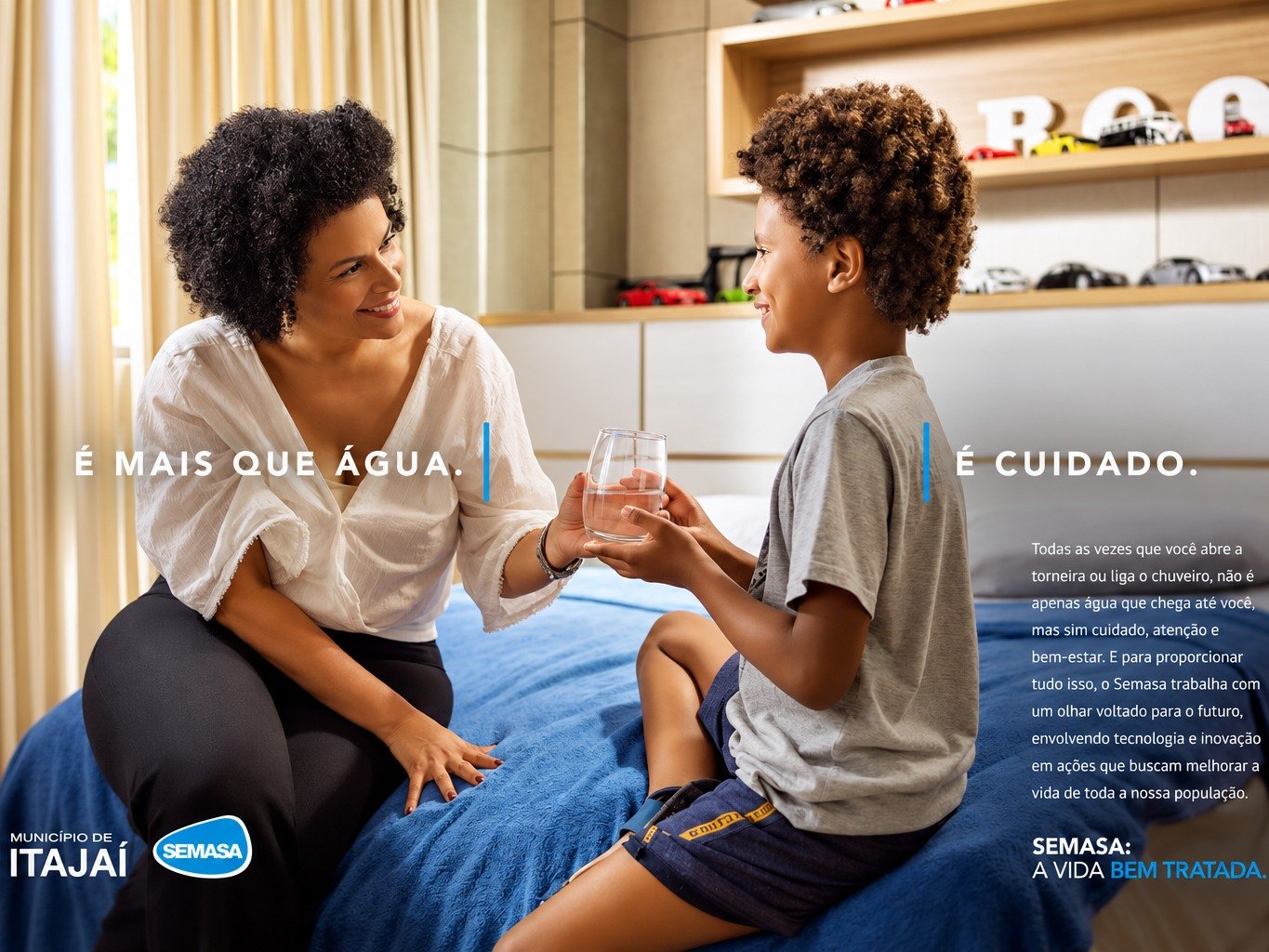 Peça da campanha: mãe e filho com um copo de água, com a mensagem “É mais que água. É cuidado.”