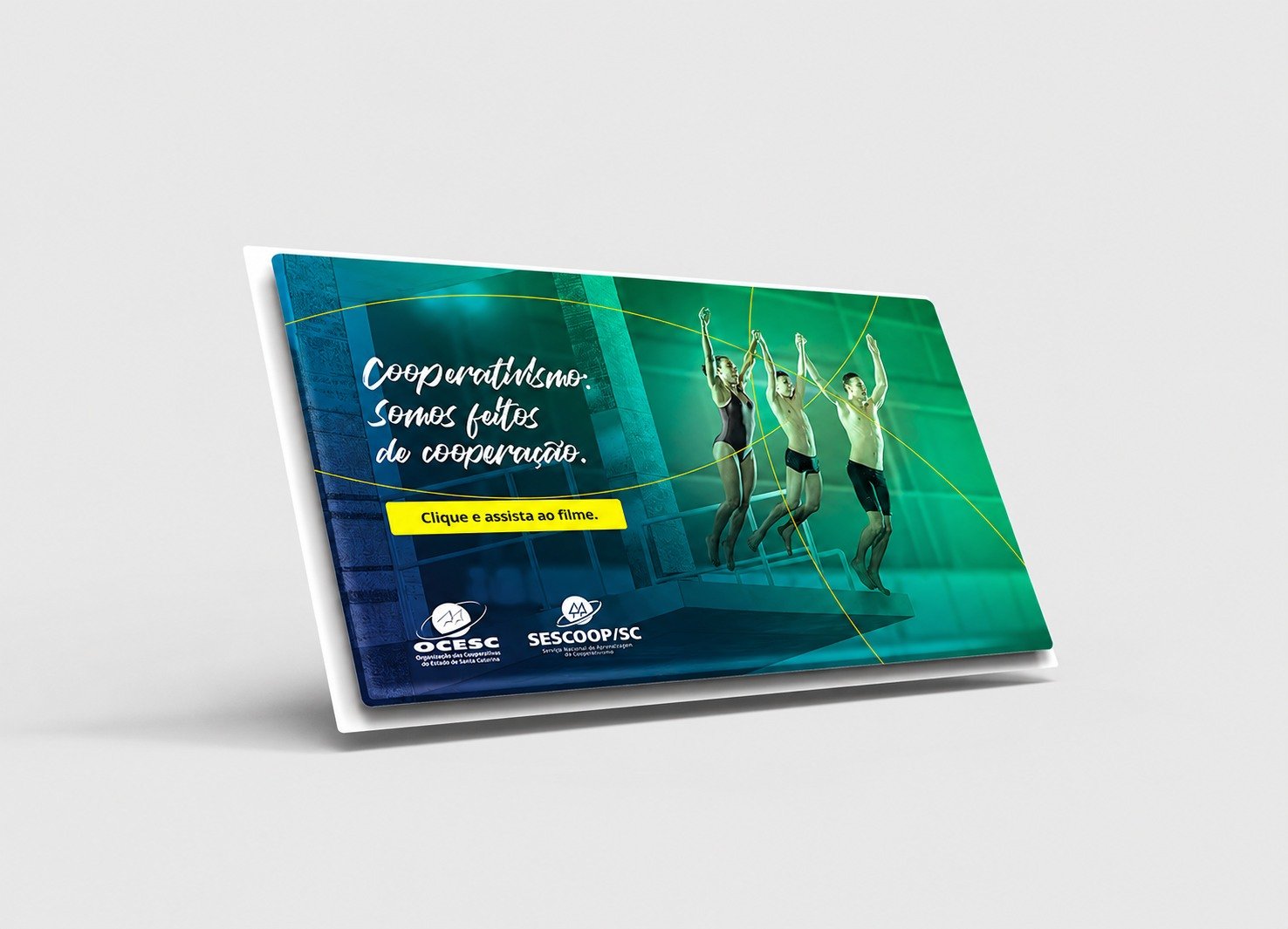 Peça impressa da campanha convidando o público a assistir ao filme, com a assinatura “Cooperativismo: somos feitos de cooperação.”